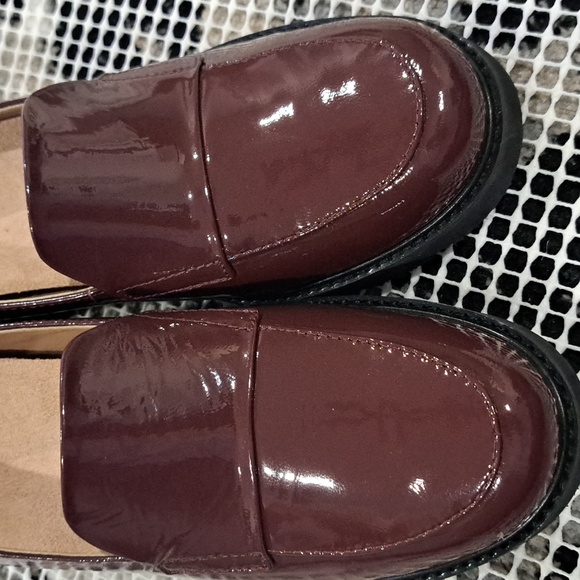 Naturalizer Darry Lug Sole Loafer - Picture 7 of 11